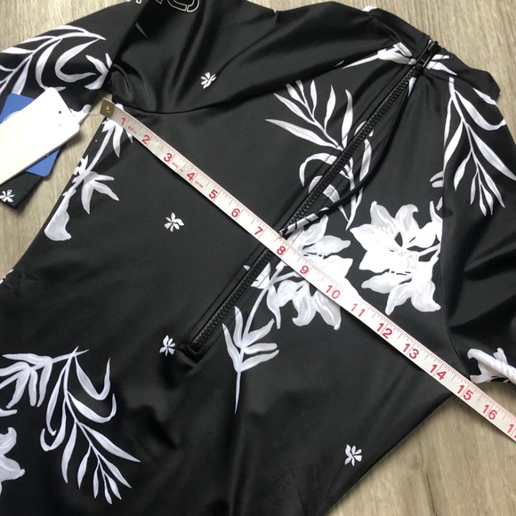 ROXY• Fitness 3/4 Sleeve Back Zip One-Piece - Picture 10 of 11